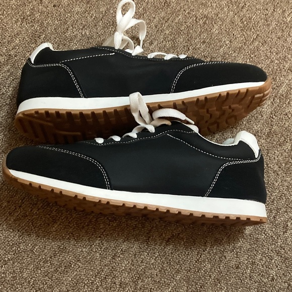 Stylish Black and White Women's Sneakers - Picture 6 of 7